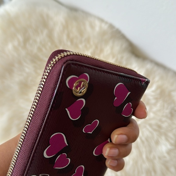 Gucci Special Edition Heart Design Zippy Wallet in Excellent Condition - Picture 7 of 15